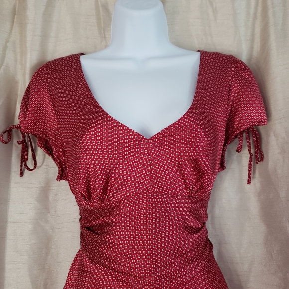 NWOT Express red geometric print silk  tie back blouse top Womens Medium - Picture 2 of 7